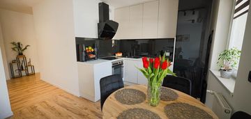 Ładne mieszkanie z wyposażeniem w zadbanym bloku