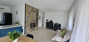 Nieduży nowy dom - walim, glinno