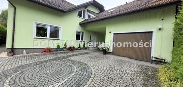 Dom blisko rynku w strumieniu z 2002 roku