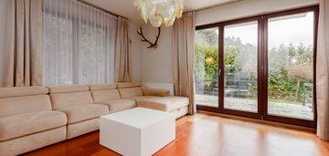 Dom w zabudowie bliźniaczej z garażem