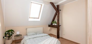 Klimatyczne 3 pokoje z balkonem -śródka, kamienica