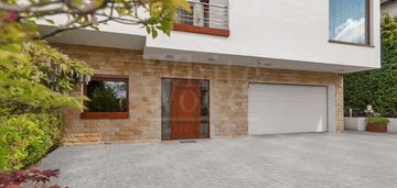 Modernistyczny i nowoczesny dom z tarasem na dachu