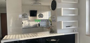 Dwa słoneczne pokoje, duży taras, garaż