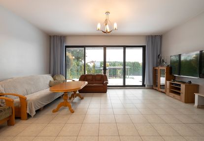 Funkcjonalny dom z kominkiem i dużym tarasem