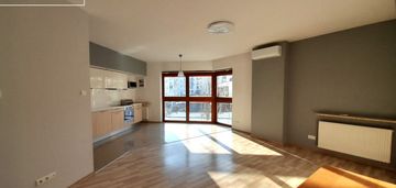 Jasne|zielona, cicha okolica | miejsce w garażu |