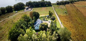 Dom wolnostojący nad jeziorem, prywatna działka