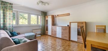2 pokoje/ świetna lokalizacja/ do odświeżenia