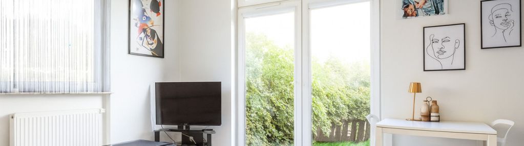 Kawalerka z wydzieloną sypialnią i ogródkiem