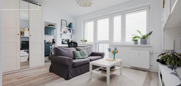 Przestronna kawalerka z osobną kuchnią