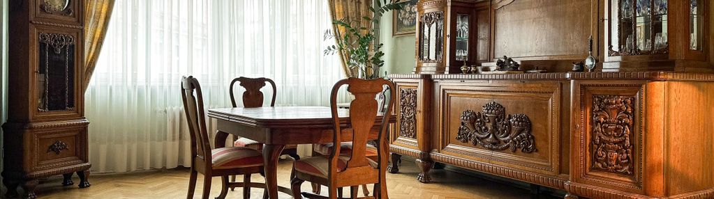 Apartament w modernistycznej kamienicy z balkonem