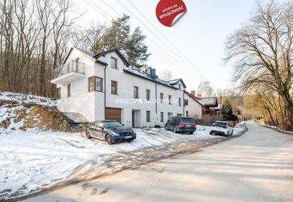 Wygodne domy pod lasem w podgórkach tynieckich.