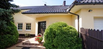 Dom wolnostojący z mieszkaniem i 2x garażem