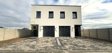 Dom w zabudowie bliźniaczej z garażem.