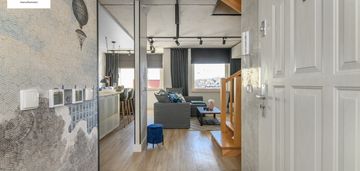 Na zamkniętym osiedlu, wysoki standard.