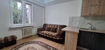 Niewielka kawalerka na parterze po remoncie