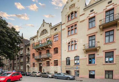 Penthouse tarasem na dachu w kamienicy z windą