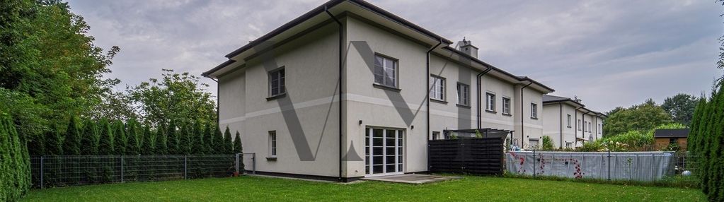 Funkcjonalny dom z furtką do lasu kabackiego