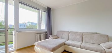 Niski blok, spokojna okolica, kameralnie