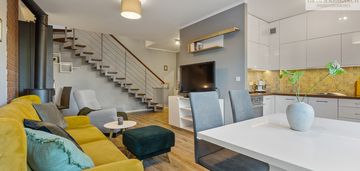 Dom z ogrodem i miejscem postojowym