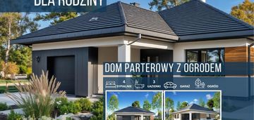 Dom parterowy z ogrodem w otoczeniu natury.
