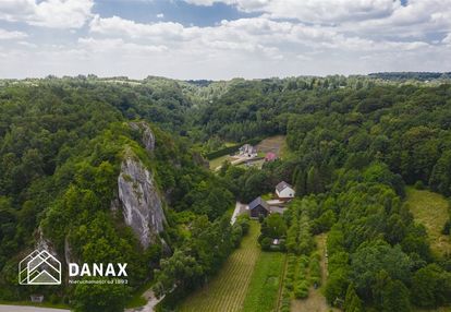 Dom z wyjątkowym widokiem na skały oraz las
