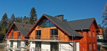 Apartament z balkonem i widokiem na wysoki kamień