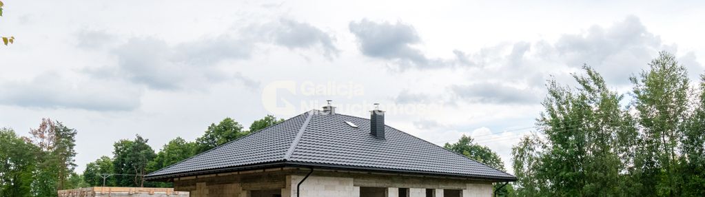 Nowoczesny dom parterowy | garaż | taras | las