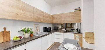 Ścisłe centrum 2 miejsca postojowe w cenie!