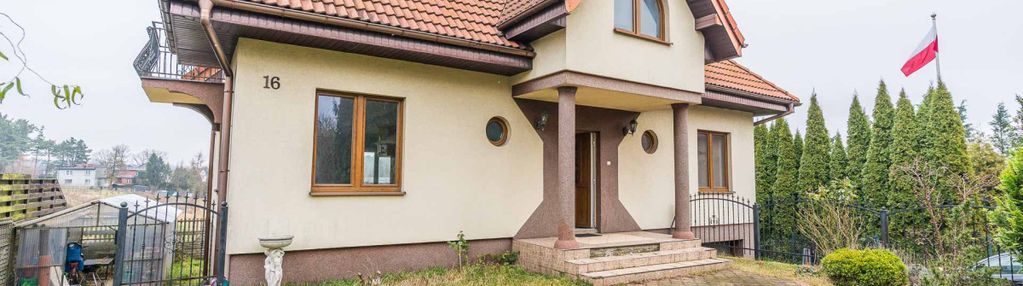 Dom wolnostojący z dwoma osobnymi mieszkaniami