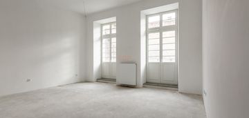 Plac jana pawła ii|3 pokoje|widok na patio i rzekę