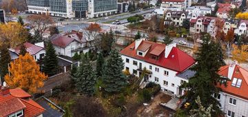 *urokliwy segment z ogrodem w otoczeniu zieleni*