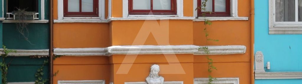 Różne mieszkania w kamienicach.