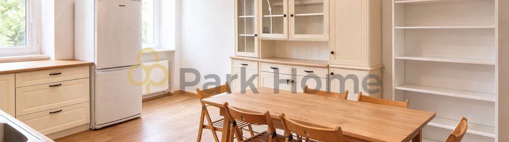 Centrum poznania, parking, tramwaj, cicha uliczka.