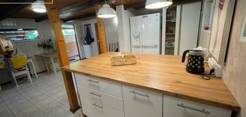 Drewniany dom z ogrodem i basenem, jachranka