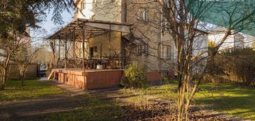 Dom z klimatem i urokliwym ogrodem w pobliżu metra