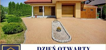 *komfortowy dom parterowy otoczony zielenią*