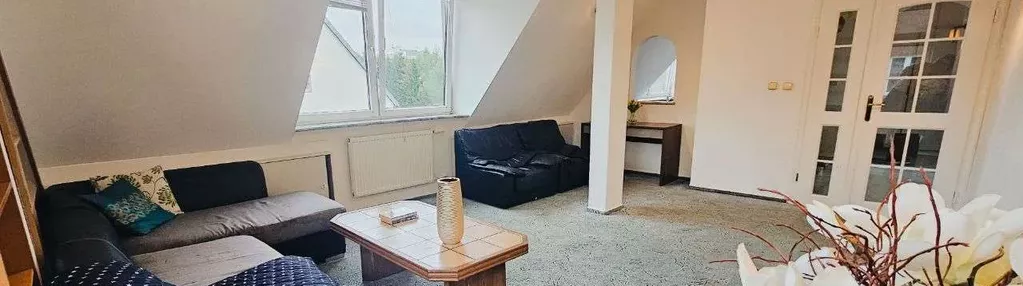 Dwupoziomowy apartament blisko plaży.