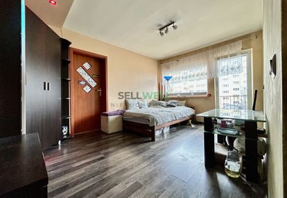 2 pokoje, balkon, ogrodzony teren.