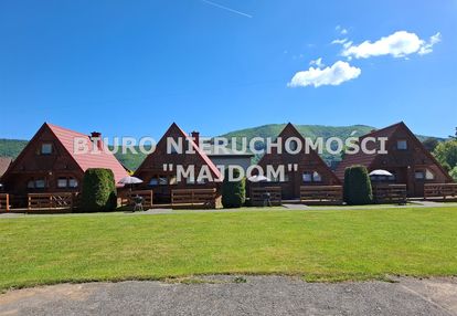 Kilkadziesiąt domków i budynek