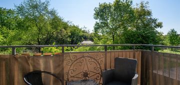 2 pokoje, osobna kuchnia, balkon, garaż