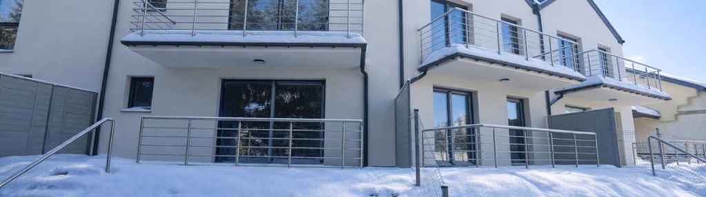 Parter z tarasem i dostępem do ogrodu.