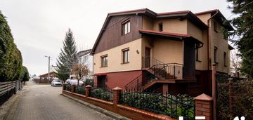 Trzykondygnacyjny dom z potencjałem w nysie.