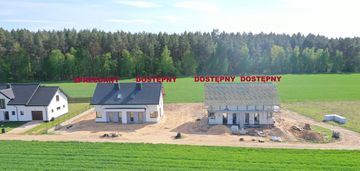 Domy pośród bujnej zieleni blisko miasta