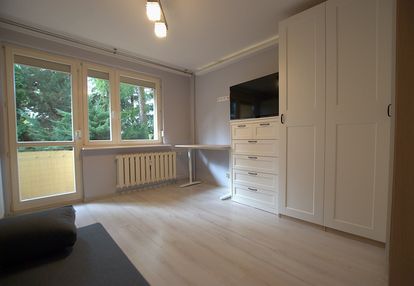 Przestronna zadbana kawalerka z balkonem uroczysko