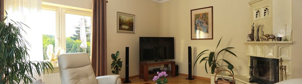 Klasyczny dom z ogrodem pomiędzy trzema jeziorami