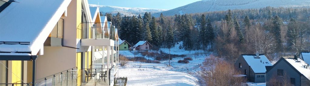 W ścisłym centrum szklarskiej poręby.