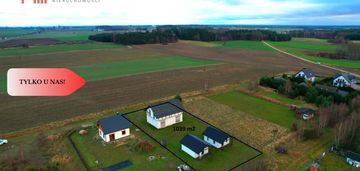 Budynek mieszkalny z domkami rekreacyjnymi.