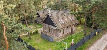 Dwa klimatyczne i urocze domy z bali świerkowej
