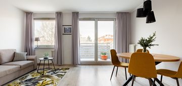 2 pokoje z miejscem w hali garażowej