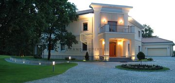 Rezydencja basenem w konstancinie